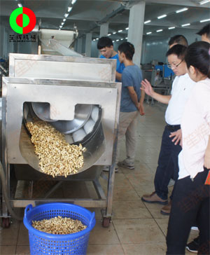客戶到公司現場考察,并測試果蔬清洗機對花生的清洗效果!